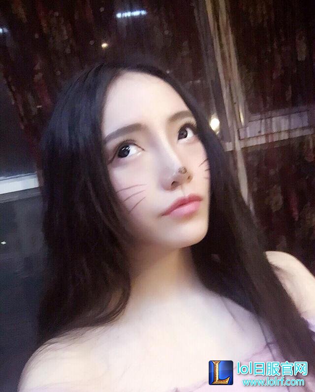 女主播直播秀美腿求礼物 不然就停播!