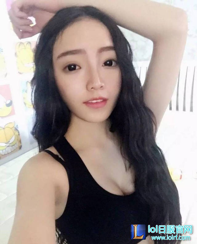 女主播直播秀美腿求礼物 不然就停播!
