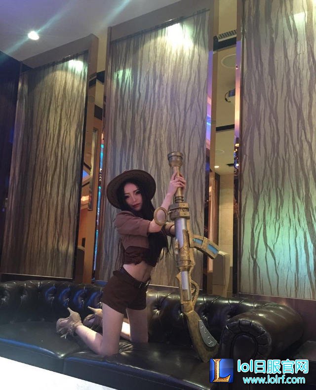 女主播直播秀美腿求礼物 不然就停播!
