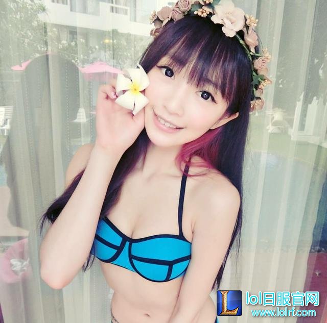台湾LOL美女主播晒泳装照 直言胸是挤的