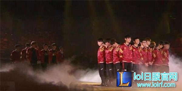 辣眼睛?S6红色出征队服引发大量网友吐槽!