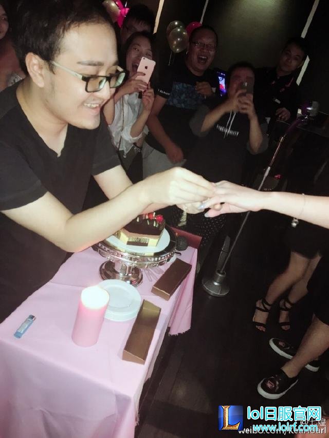 LOL笑笑女友慧慧过生日被直接Gank求婚啦!