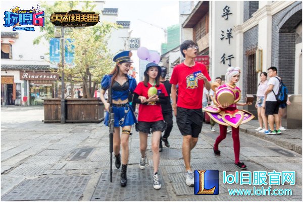 图6:孙悟空与二珂漫步太平街.jpg